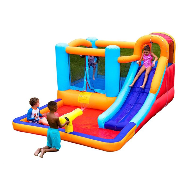 Tobogán inflable al aire libre con pequeña piscina de chapoteo