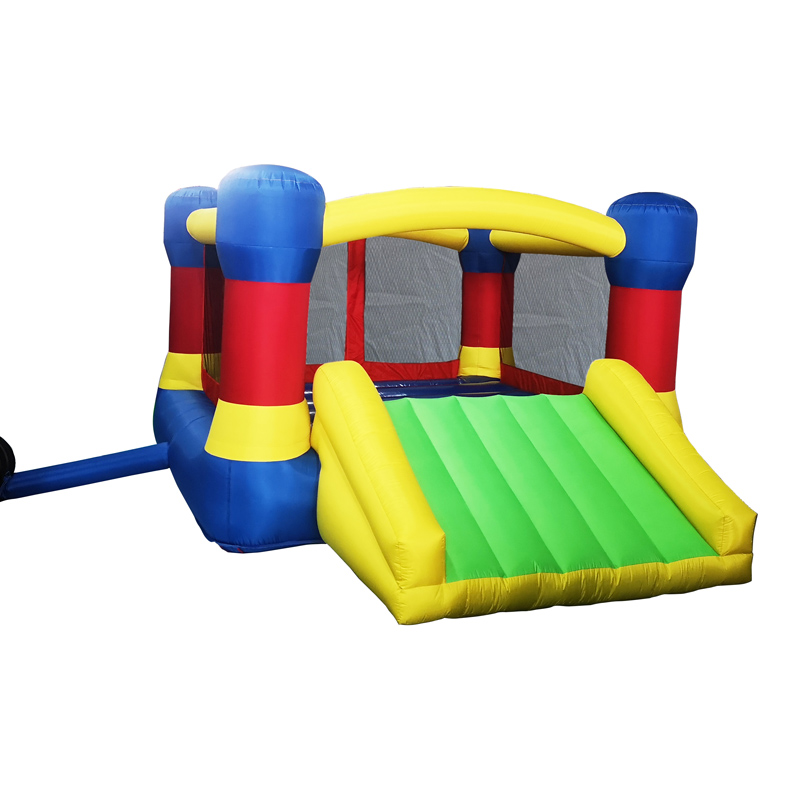 Pequeño castillo inflable para saltar en el jardín